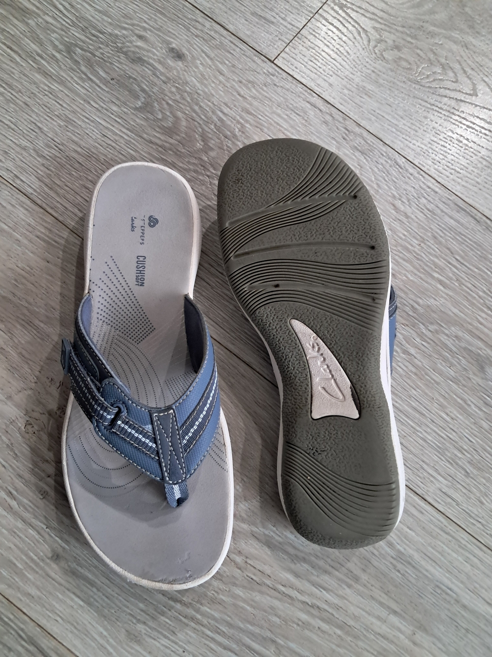 Clarks Women Blue Thong Sandals - Cushioned Beach Flip Flops